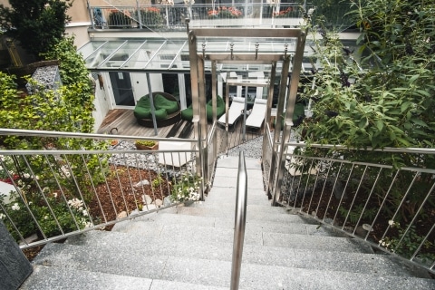 Treppe zum Gartenspa